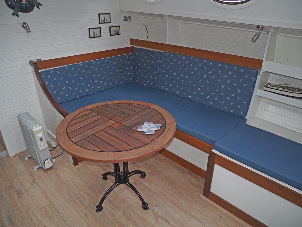 Saloon, Accommodation